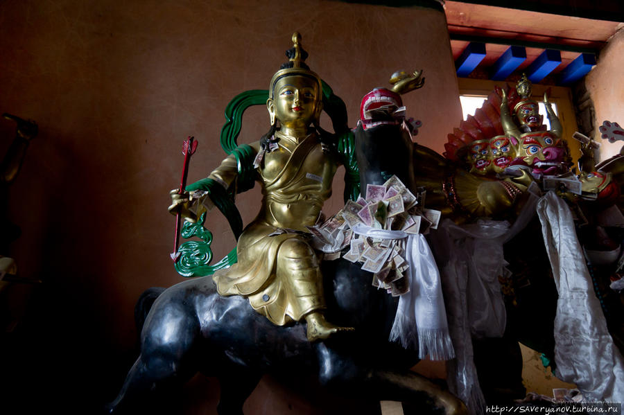 Монастырь Гандэн. Новые изваяния защитников Тибет, Китай