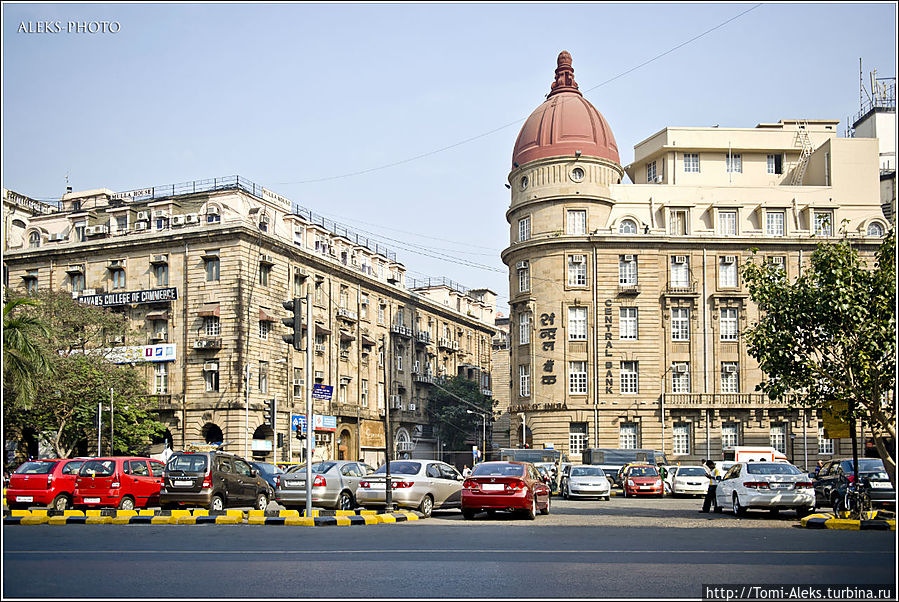 Эклектика в архитектуре — смесь индийскийх и английских традиций и столичный размах. Здания крупные и величавые. Даже в Дели не везде увидишь такой имперский подход к архитектуре, недаром Бомбей зовут второй столицей Индии...
* Мумбаи, Индия