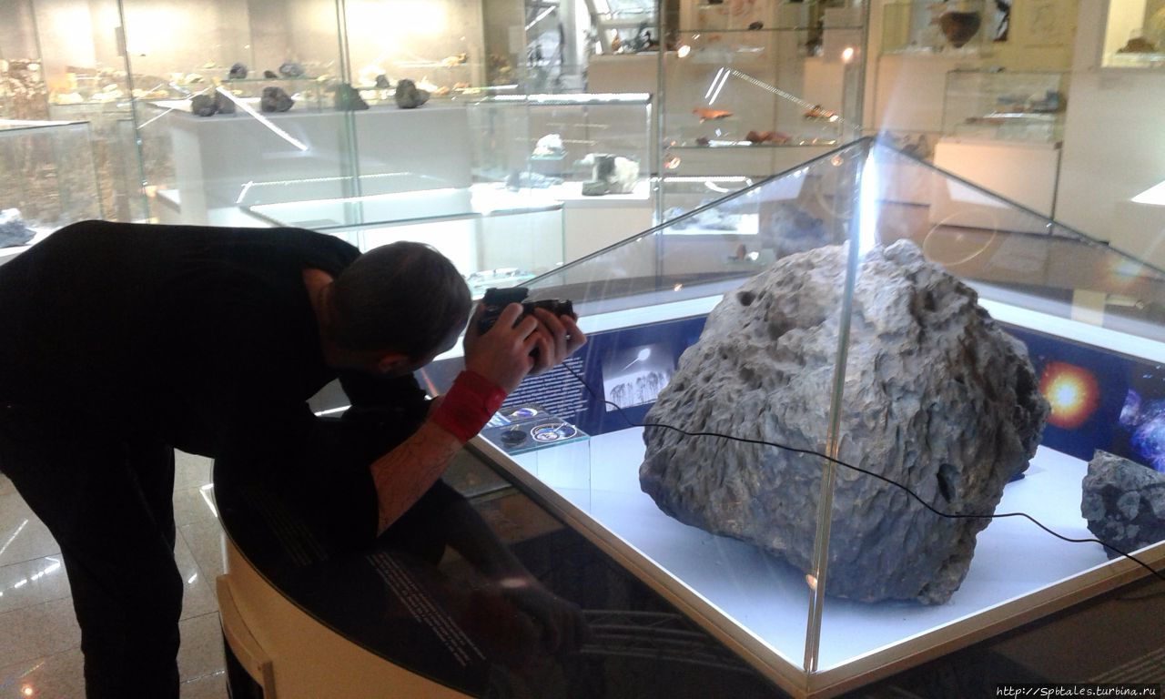 Челябинский метеорит в Челябинском краеведческом музее