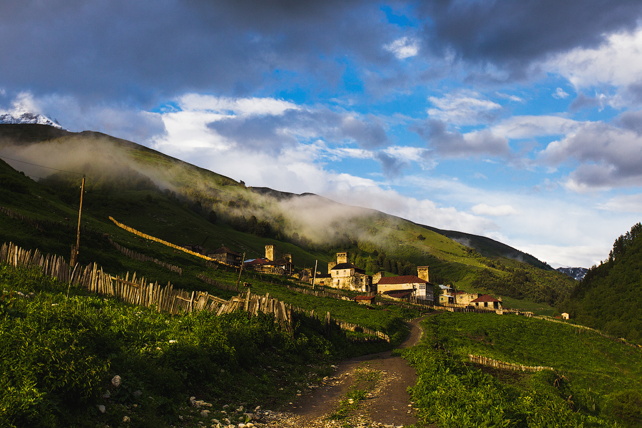 Вот и долгожданный поселок! Адиши расположен на высоте 2030 м, тут всего несколько домов..