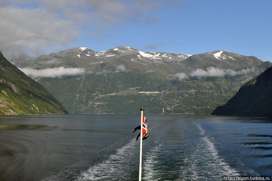 Скалы норовят зажать, а от гор веет ледяным холодом — даже корабль спешит уплыть подальше… Гейрангер - Гейрангерфьорд, Норвегия