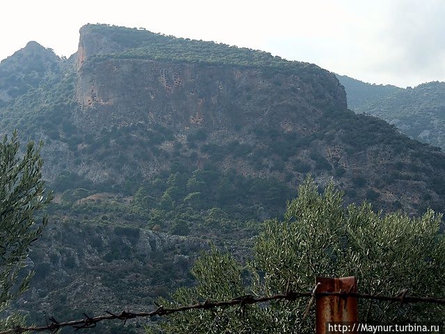 И наконец — вот она  — Пынара . Открывшийс вид привел меня в изумление. Мы много чего повидали в Турции, даже ночевали в гостинице — пещере, но такого еще не видели.