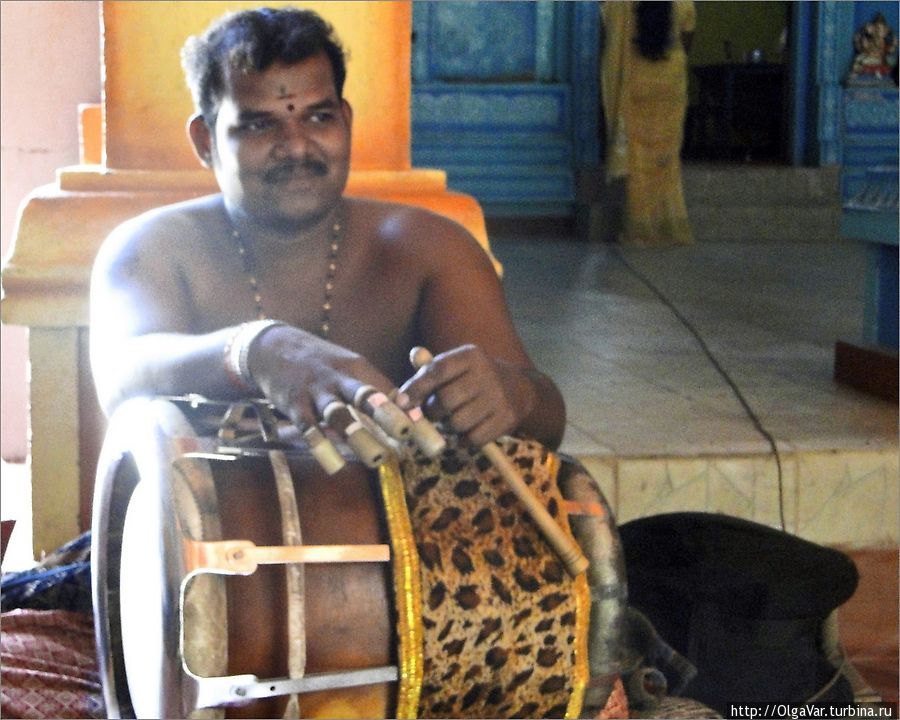 Как пелось в одной песне: ...Барабанщик — бог... Ты судьба барабань на всю планету.... А барабан у него был вовсе даже не плох. Кстати, во время пуджа принято на лоб наносить отметки из сандаловой пасты или красную точку Тринкомали, Шри-Ланка