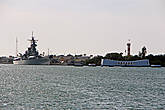 вдали видны еще два меморила: USS ARIZONA MEMORIAL над затопленным линкором 