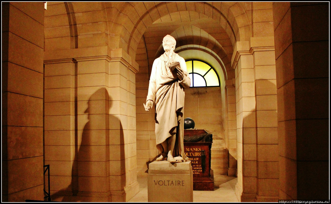 Памятник Вольтеру в парижском Пантеоне Париж, Франция