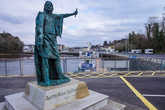 Памятник местному королю Рыжему Ию (Эю) по фамилии, конечно же, О’Доннелл. Написание его имени по-ирландски видно на памятнике, попробуйте-ка прочесть навскидку.