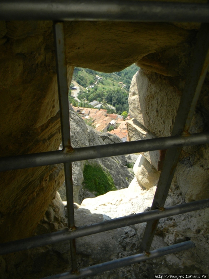 Вид из окна в замке норманнов Пьетрапертоза, Италия