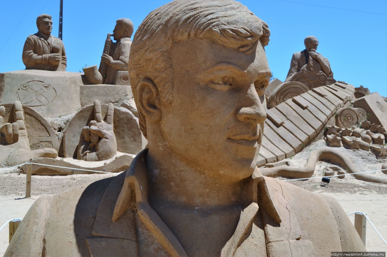Международный фестиваль скульптур из песка ( FIESA )
в Пера, Португалия