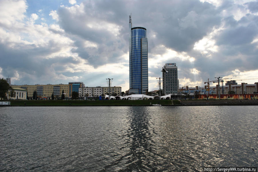 Вид на самое высокое здание Минска через Свислочь. Минск, Беларусь