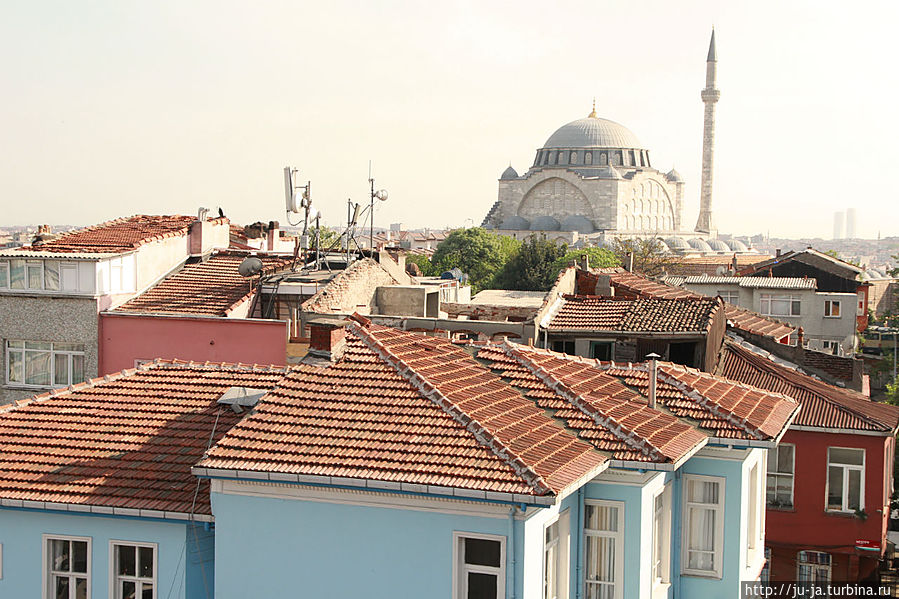 Стены — не самая лучшая обзорная площадка города, но зато такой вид сильно отличаетися от классических) Стамбул, Турция