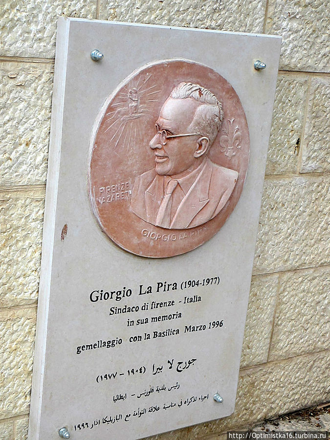 Это Джованни Муцио — главный архитектор проекта. Замечательный мастер подобрал в свою, как сейчас говорят, «команду» лучших художников, скульпторов, резчиков и витражистов из разных стран мира. Своеобразие национальных школ, их стилевых особенностей, казалось должны были бы привнести в ансамбль безвкусицу. Однако, это не случилось, т.к. замысел именно в том и заключался, чтобы создать многовариантность передачи образа Марии. Показать, что весь мир во всём его разнообразии — у Её ног. И уровень мастерства художников сделал то, что казалось невозможным: создал «букет» из подлинных произведений искусства, составные части — «цветы» которого органично вписались в это произведение «икебаны».