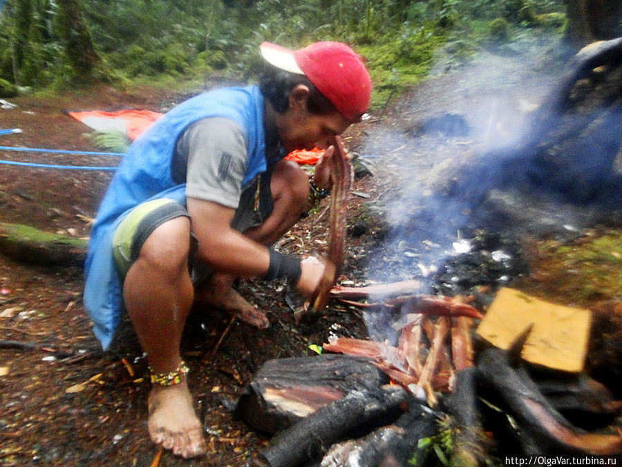 Разжечь костер для филиппинца не проблема даже, если идет дождь... Остров Минданао, Филиппины