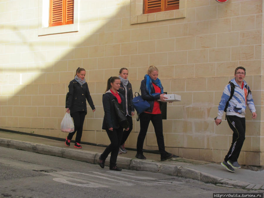 Утро в Слиме. Ученики идут в школу. Мальта