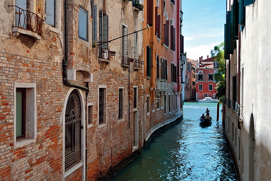 Во всей Италии есть свой феномен — это красота обшарпанных и облупленных стен. В северных странах такое выглядит убого, в других южных странах «потертый шик» выглядит уместнее. Но в Италии полностью облупленная стена может быть во много раз теплее и колоритнее свежеокрашенной.