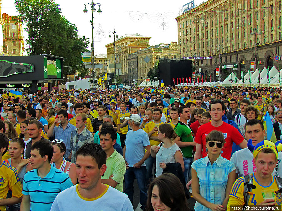 масса народу собирается смотреть здесь матчи, проходящие в других городах Киев, Украина