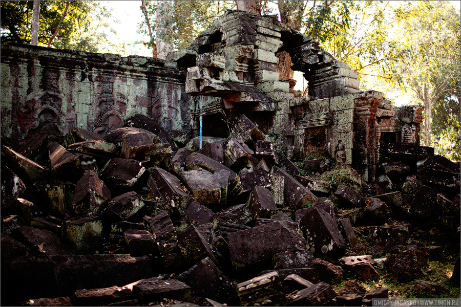 Далее нас повезли в храм Та Прохм, примечателен он тем, что здесь снимали некоторые сцены из Лара Крофт: расхитительница гробниц Ангкор (столица государства кхмеров), Камбоджа