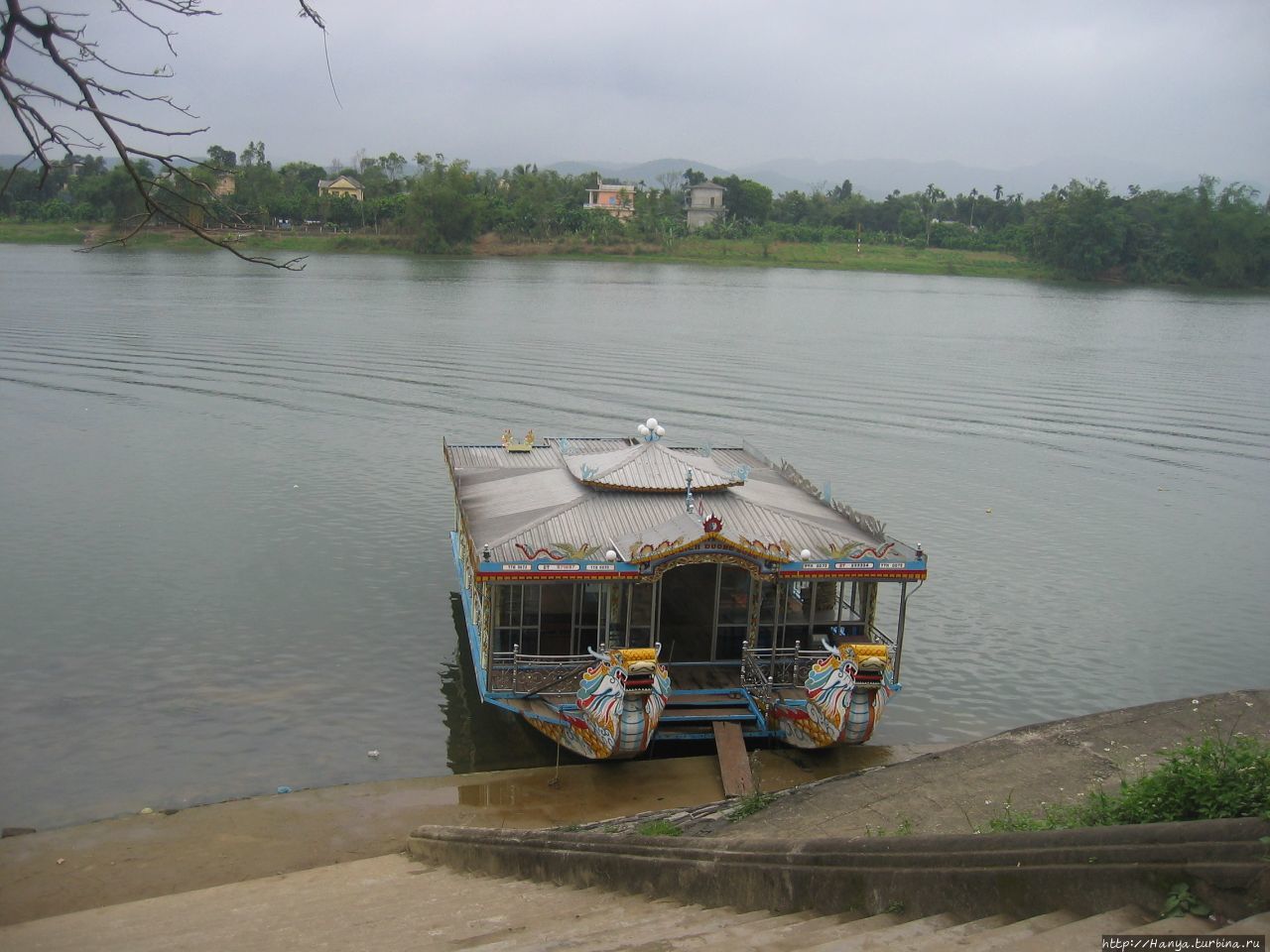 Хюэ. Ароматная река Хюэ, Вьетнам