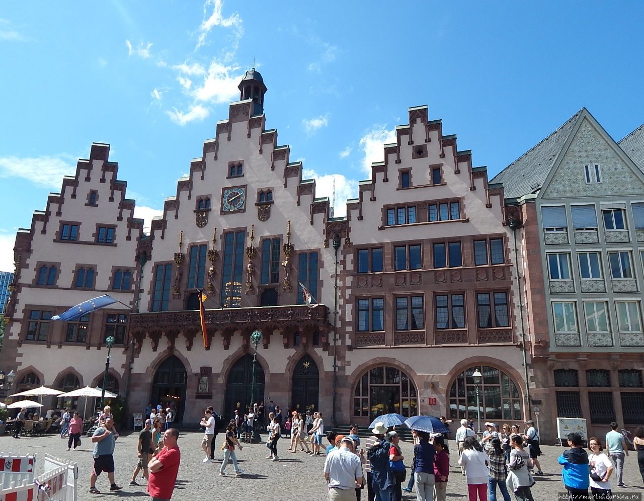 В 1405 году городские власти Франкфурта выкупили у знатного семейства Рёмер 2 здания — К Рёмеру и Черный лебедь, с тех пор это городская Ратуша. Сейчас ратуша состоит из 11 зданий, соединенных между собой. Франкфурт-на-Майне, Германия