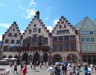 В 1405 году городские власти Франкфурта выкупили у знатного семейства Рёмер 2 здания — К Рёмеру и Черный лебедь, с тех пор это городская Ратуша. Сейчас ратуша состоит из 11 зданий, соединенных между собой.