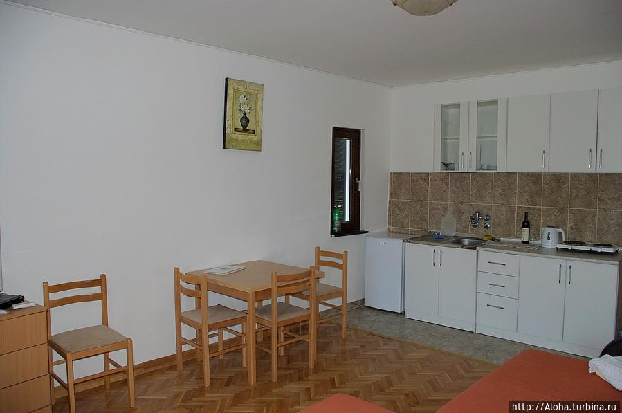 Кухонная зона в двухкомнатном номере. Рисан, Черногория