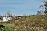 С берега ручья в направлении реки Костромы хорошо видна Преображенская церковь.