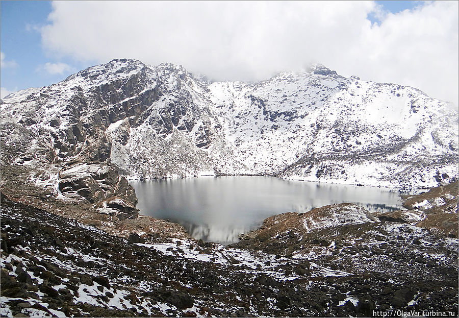 Перед нами открылась огромная чаша, наполненная полупрозрачной водой, отражавшей синее небо. Здесь таких озер насчитывают 108. Одни совсем замерзшие и вечно покоятся подо льдом; другие, как это, радуют глаз зеркальной гладью... Госайкунд, Непал