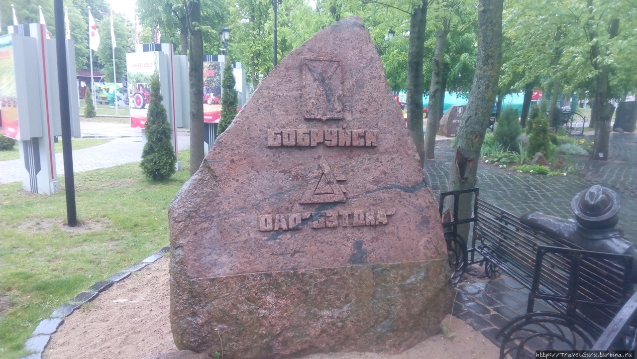 Небольшой скверик у центральной проходной с напоминаниям о заводах, входящих в холдинг МТЗ