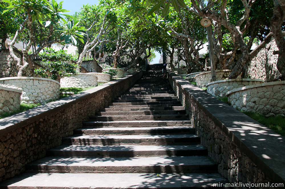 К центральному храму ведет живописная лестница. Нужно отметить, что гулять здесь довольно приятно — туристов не много, а территория довольно ухожена и облагорожена. Бали, Индонезия