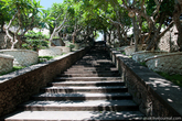 К центральному храму ведет живописная лестница. Нужно отметить, что гулять здесь довольно приятно — туристов не много, а территория довольно ухожена и облагорожена.