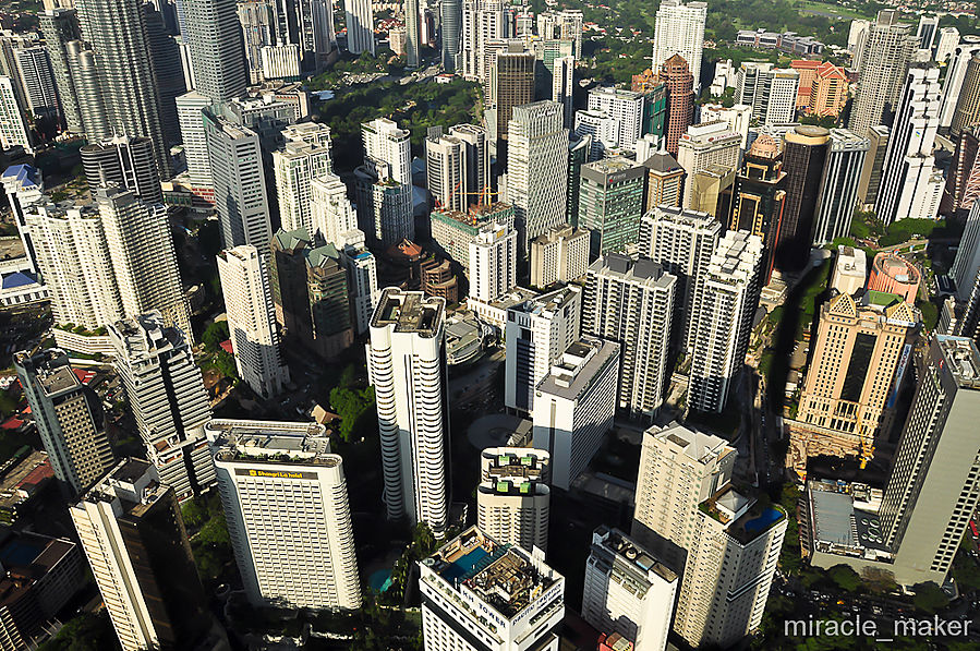 На крышах многих из небоскребов есть бассейны. Куала-Лумпур, Малайзия