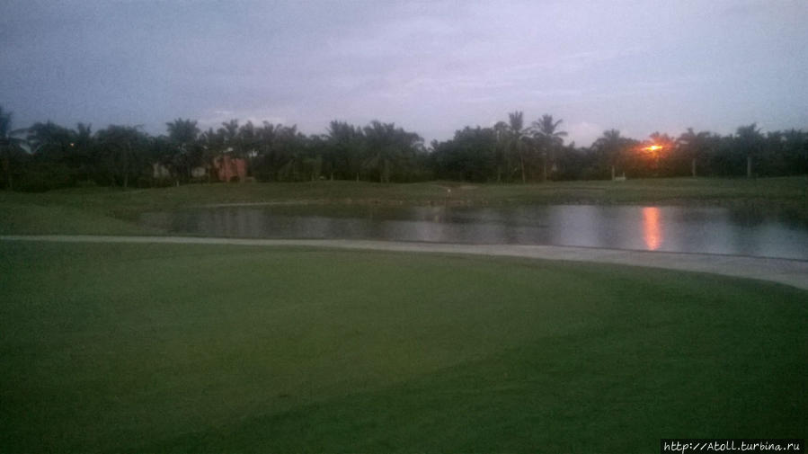 Рассвет над полями для гольфа Пуэрто-Вальярта, Мексика