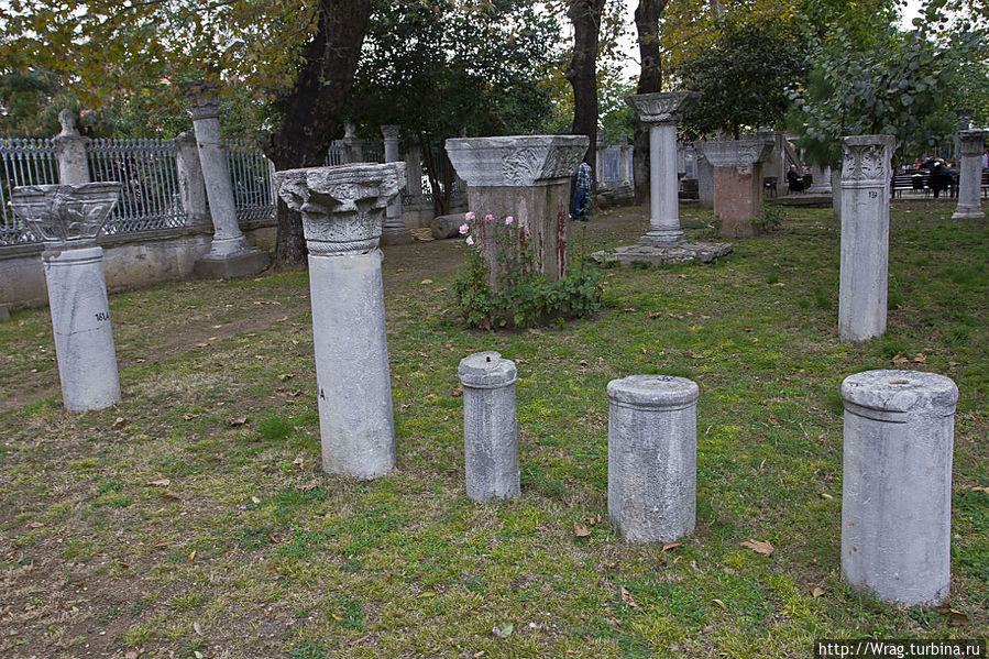 Собор прошёл через многие века и собрал на своей территории отпечатки разных эпох. Сразу же у входа вас встречают различные находки. Стамбул, Турция