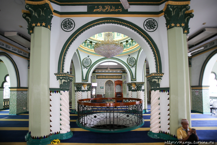 Центр мечети под куполом, поддерживаемом колоннами. Фото из интернета Сингапур (столица), Сингапур (город-государство)