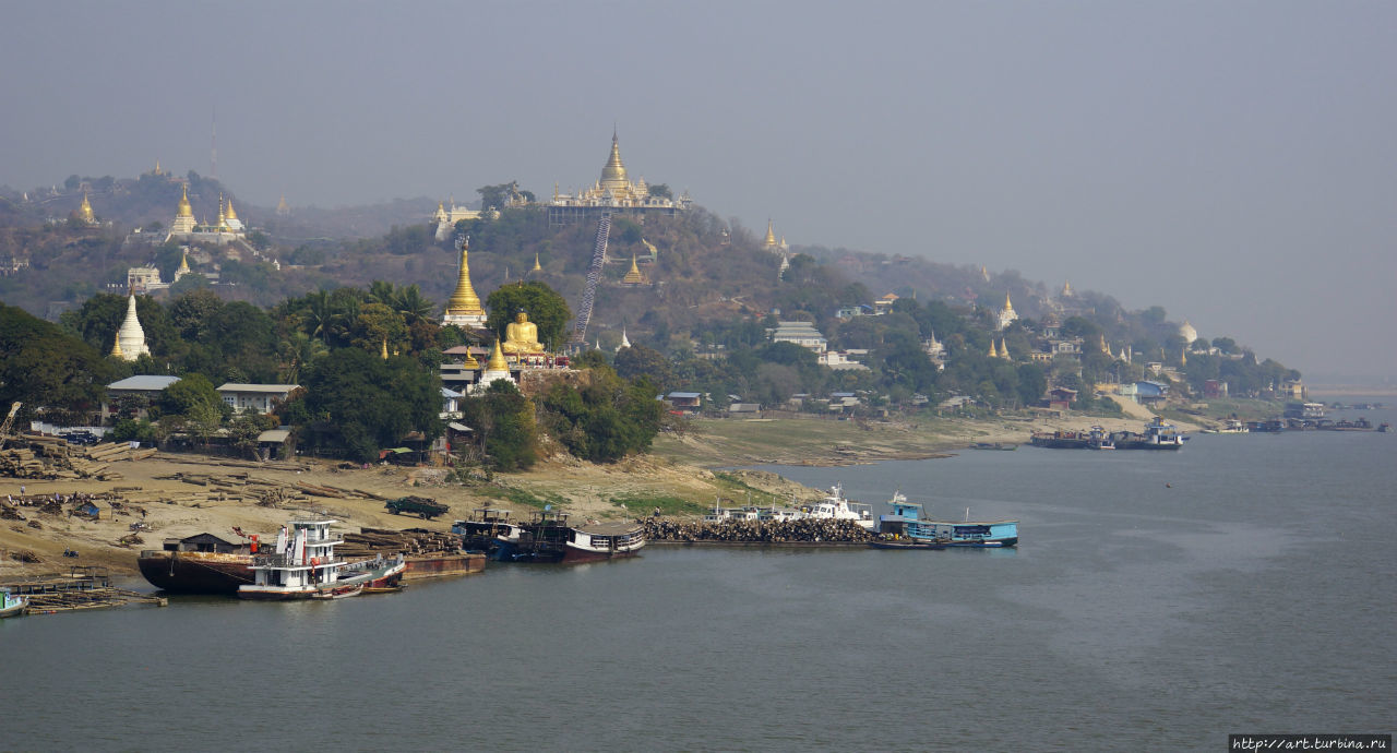На берегу у моста находится рабочий посёлок Сагайн, Мьянма