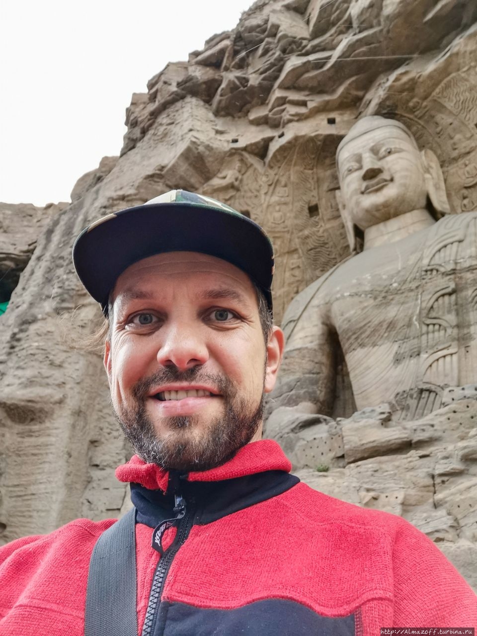 Алматинский путешественник Андрей Гундарев (Алмазов) в пещерном комплексе Юньган, Датун, Шаньси, Китай.