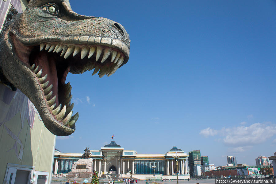Павильон со скелетом динозавра на главной площади Улан-Батора Селенгинский аймак, Монголия