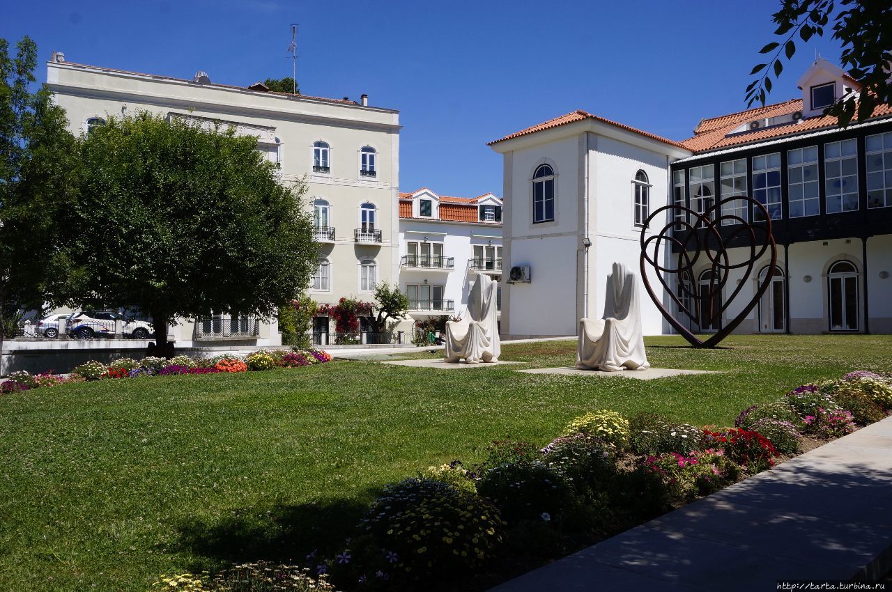 Парк Педро и Инесс как символ вечной любви Алкобаса, Португалия