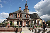 Здание гауптвахты (нем. Hauptwache), давшее название главной площади города. Построено в 1730 году.