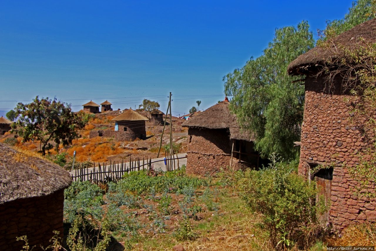 Традиционная деревня с округлыми домами / Traditional village with circular-shaped dwellings