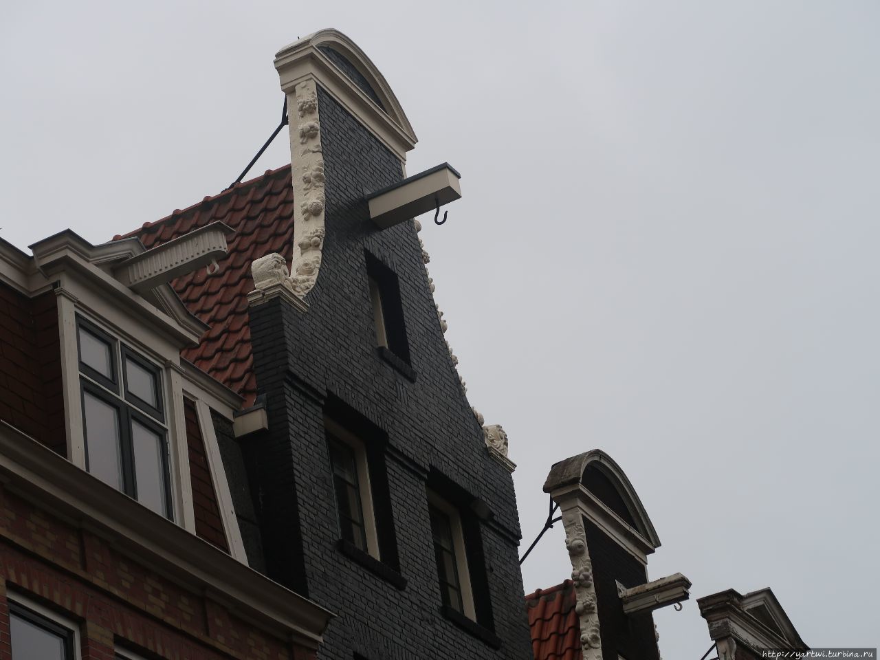 По пути вам обязательно расскажут для чего нужны такие приспособления над каждым подъездом дома в Амстердаме. По дороге, кстати, видим, что штор и занавесок в окнах домов нет. Амстердам, Нидерланды
