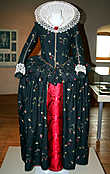 Очень уж мне понравилась выставка одежды XVI века! Не удержалась, сняла это платье во всех ракурсах:))
