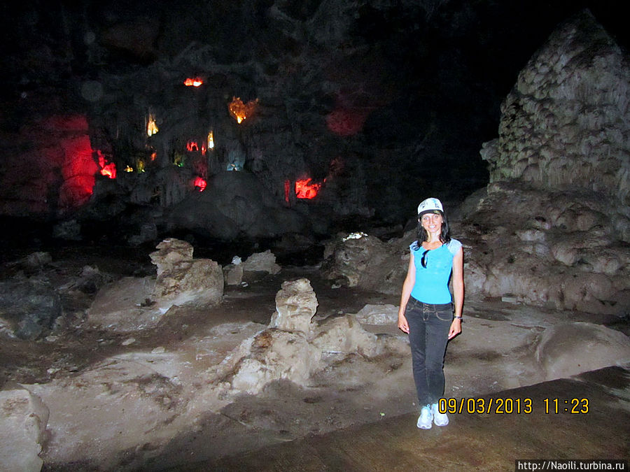 А вдалеке огни домиков местных жителей Национальный парк Пещеры Какахуамилпа, Мексика