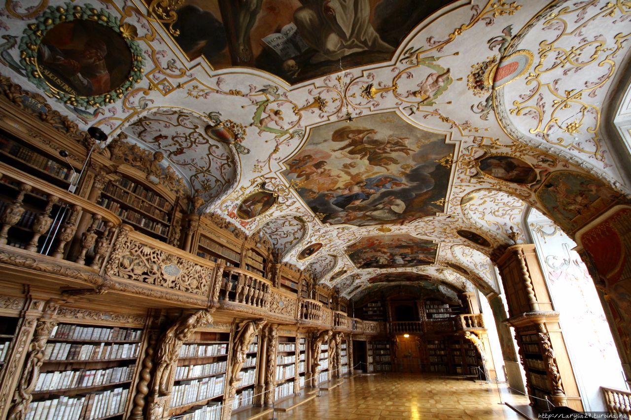 Библиотечный зал монастыр