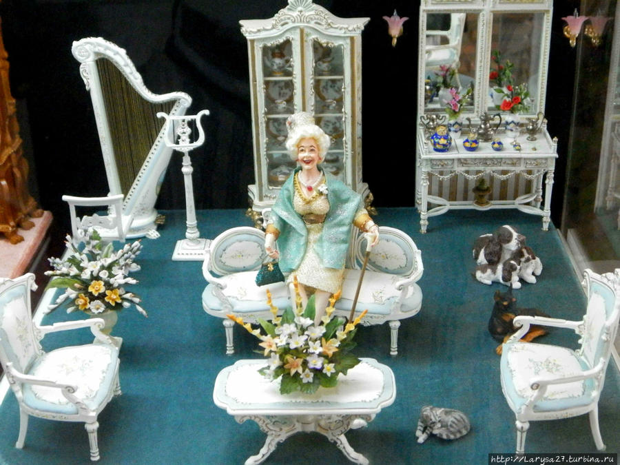 Её соседка, которая играет на арфе