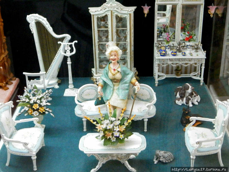 Её соседка, которая играе