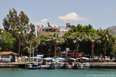 Поскольку Дальян – популярный курорт, на берегу реки расположено множество гостиниц, ресторанов и лодочных станций.