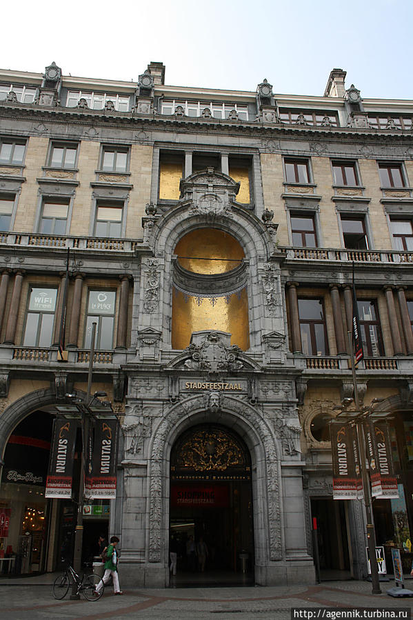Бутики и магазины — и золото на фасадах Антверпен, Бельгия