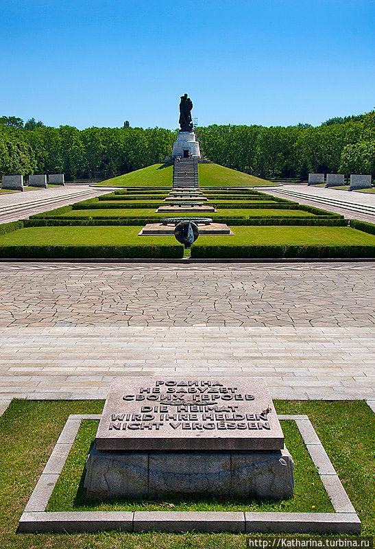 Трептов парк, памятник солдату Алёше спасшему немецкую девочку. Берлин, Германия