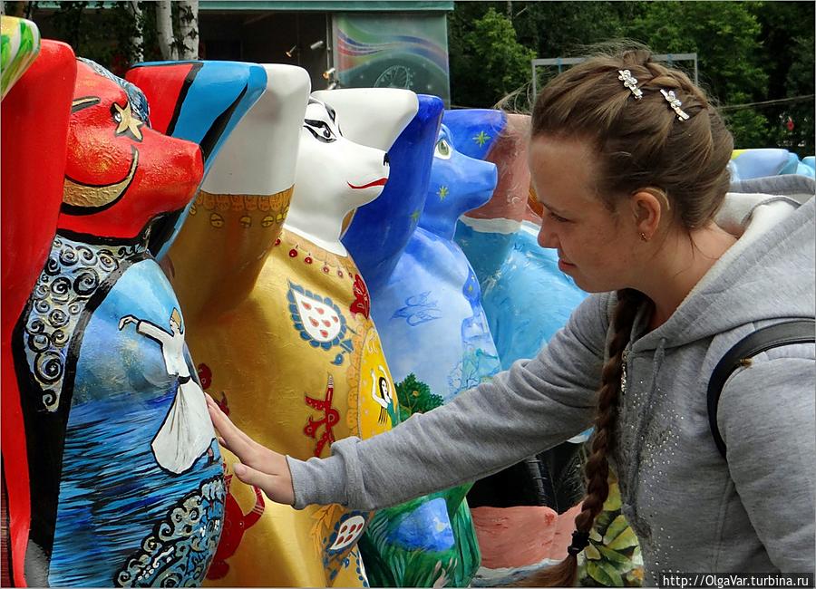 Кому лицезрение доставляло эстетическое удовольствие,   кто пытался отгадать страну проживания медведя, а у иного мишка вызывал ностагические нотки. Вот этот мишка, к которому прикоснулась девушка, родом из Турции Екатеринбург, Россия