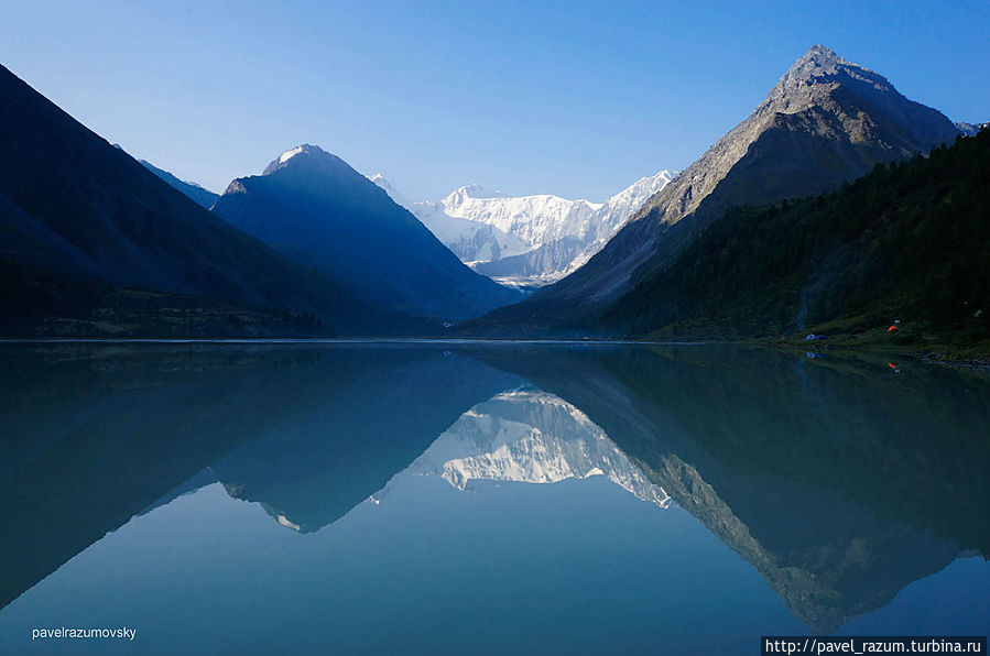 Великолепие Горного Алтая — отражение горы Белуха в глади озера Аккем